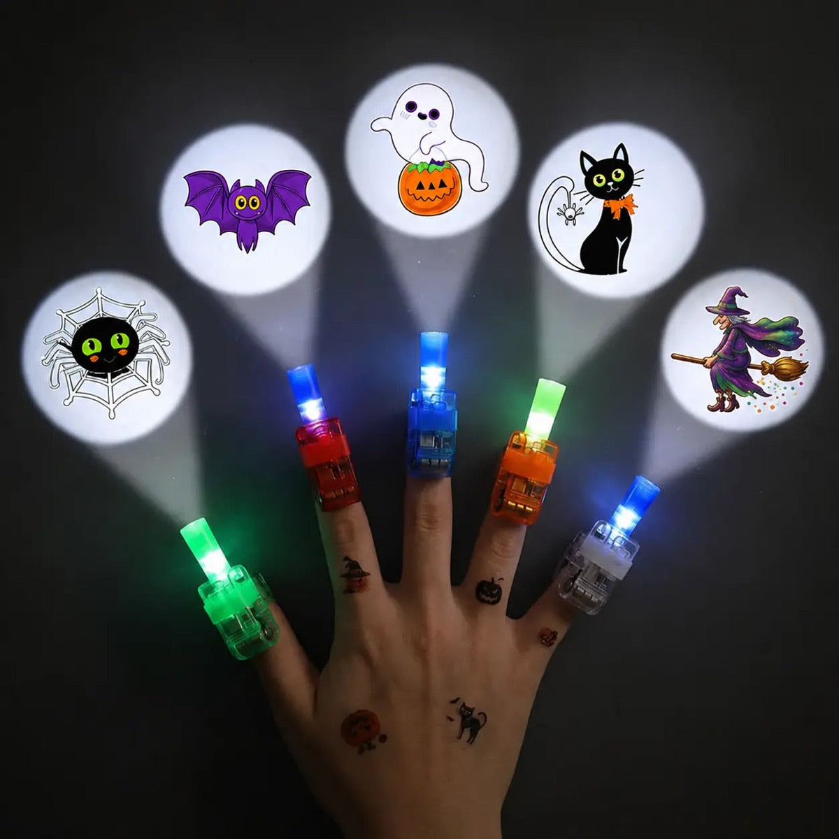 Postacie halloweenowe wyświetlane przez lampki na palec